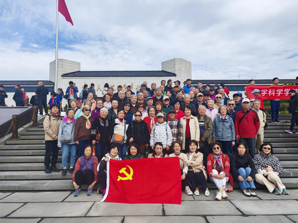 活动合影.png